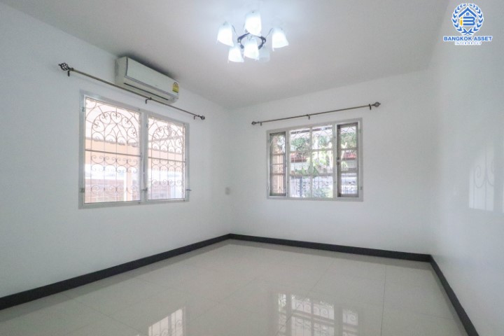 *****บ้านเดี่ยวมือสองย่านนนทบุรี ม.ชลลดา บางบัวทอง หลังมุม! แบรนด์ L&H เนื้อที่เยอะ 62 ตร.ว. ฟังก์ชัน 3 ห้องนอน 2 ห้องน้ำ 2 ที่จอดรถ บ้านชั้นเดียวตกแต่งใหม่ สไตล์รีสอร์ท มีห้องน้ำแยก บนทำเลดี ติดถ.บางกรวย-ไทรน้อย ใกล้รถไฟฟ้าสายสีม่วง "สถานีบางพลู"